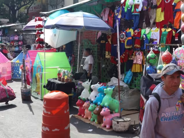 El encarecimiento de juguetes representa un desafío para los Reyes Magos, quienes multiplican esfuerzos para mantener la tradición