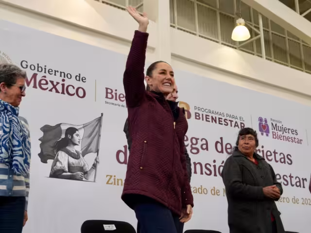 La presidenta de México, Claudia Sheinbaum, entrega tarjetas Pensión Mujeres Bienestar en Zinacantepec, Estado de México