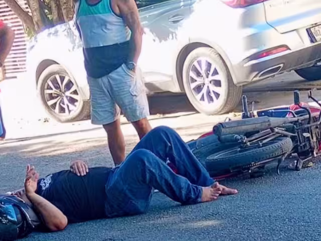 Motociclista sufre lesión de pierna y brazo al enredarse con un cable suelto en la calle; señala que las autoridades se deslindaron de las responsabilidades