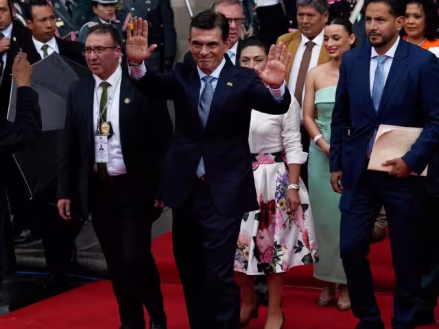 El nuevo presidente asume el poder en medio de una crisis económica marcada por la escasez de dólares