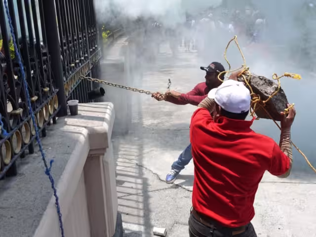 Maestros que aguardaban de forma pacífica fuera del inmueble pidieron a los encapuchados cesar la confrontación