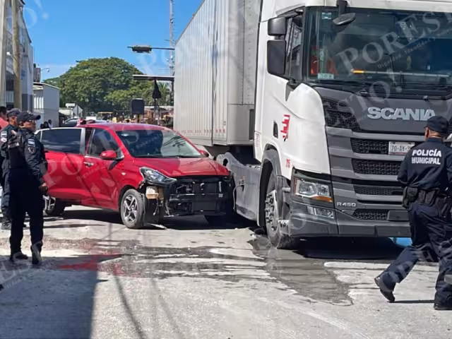 Un Hyundai Grand i10 y un tráiler Scania protagonizaron un choque en la avenida Revolución, en el malecón de Champotón.