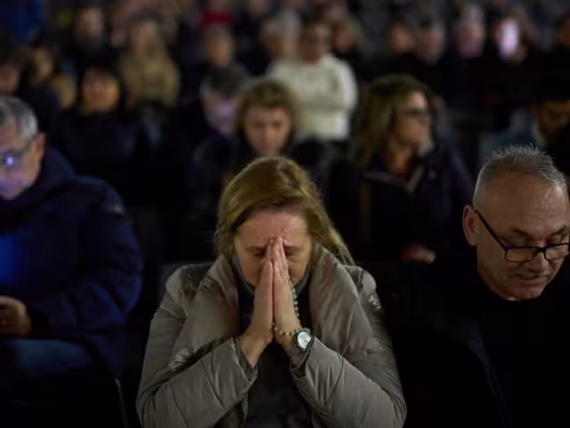 Esta mañana el Papa Francisco recibió la Eucaristía y oró en la capilla privada de su apartamento