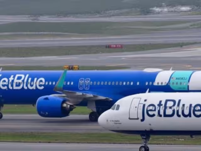 Vuelo de JetBlue que viajaba de México a New Jersey, tuvo que aterrizar de emergencia en Florida, hay varios pasajeros heridos