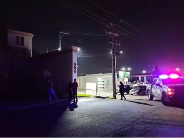 La noche de este viernes sujetos armados atacaron a balazos y quemaron el motel el Emperador, ubicado a la salida sur de Culiacán