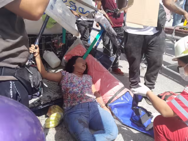 Pasajera sufre lesiones graves tras colisión con triciclo y tráiler.