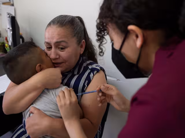 Los Centros de Control y la Prevención de las Enfermedades (CDC) advierten que la falta de vacunación ha sido clave en el resurgimiento del virus