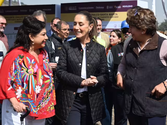 La presidenta Claudia Sheinbaum, junto a la gobernadora Delfina Gómez y la jefa de Gobierno Clara Brugada