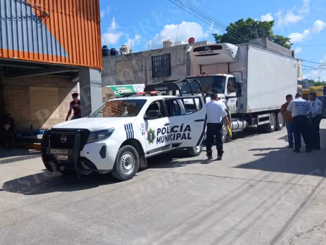 Un camión de carga fue infraccionado en Escárcega por obstruir la vialidad en la calle 27 del Centro.