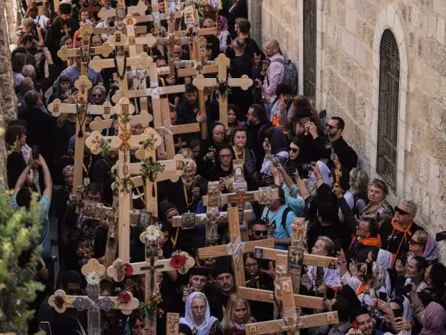 La Ciudad Vieja de Jerusalén volvió a llenarse de fervor religioso este Viernes Santo pese a los conflictos en la región