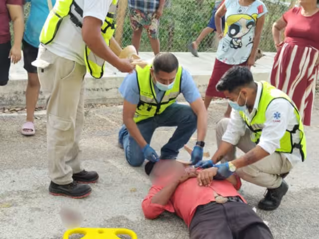 El motociclista se dio a la fuga tras el incidente, mientras que el ciclista fue atendido y trasladado a un hospital.