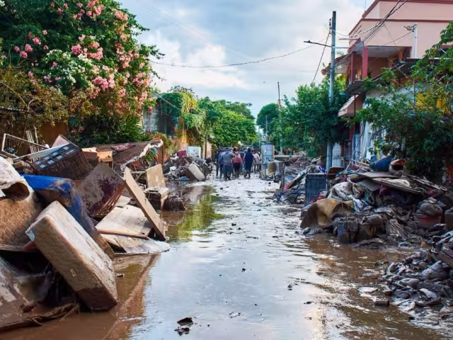 El día de hoy  se reporta la movilización de 9 mil trabajadores y casi mil máquinas en las zonas afectadas por las inundaciones