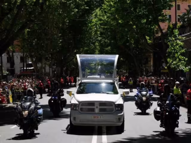 El cortejo fúnebre del Papa Francisco atravesó el centro de Roma
