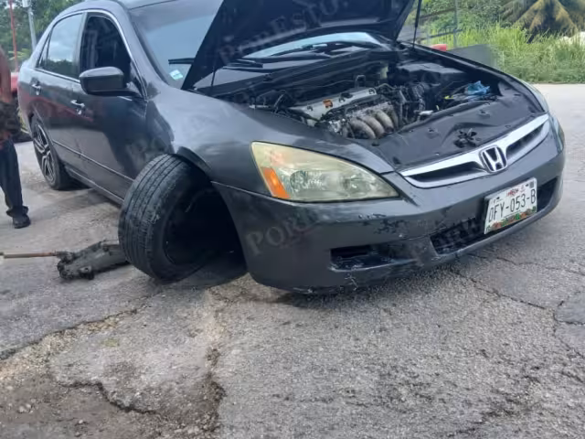 Honda gris sufre avería y queda sobre el camellón en Fátima