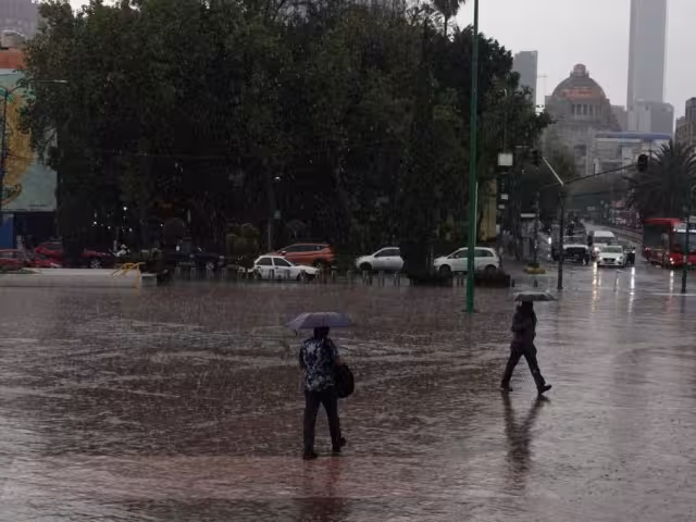 Se pidió no permanecer cerca de muros, árboles, cables eléctricos o espectaculares que pudieran caer con la fuerza del viento