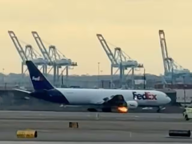 El avión, que tenía como destino Indianápolis, logró aterrizar sin inconvenientes y no se reportaron heridos