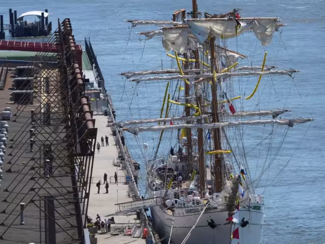 El incidente ocurrió la noche del sábado en el East River de Nueva York, cuando el buque mexicano impactó con el puente de Brooklyn