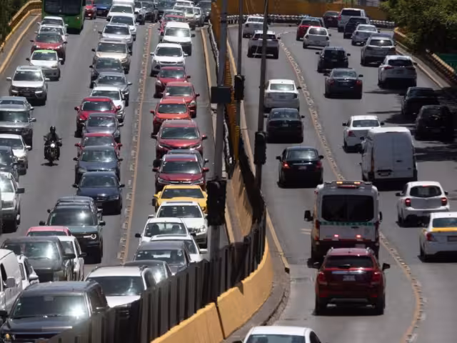 El programa Hoy No Circula es una medida ambiental que restringe la circulación vehicular en días específicos