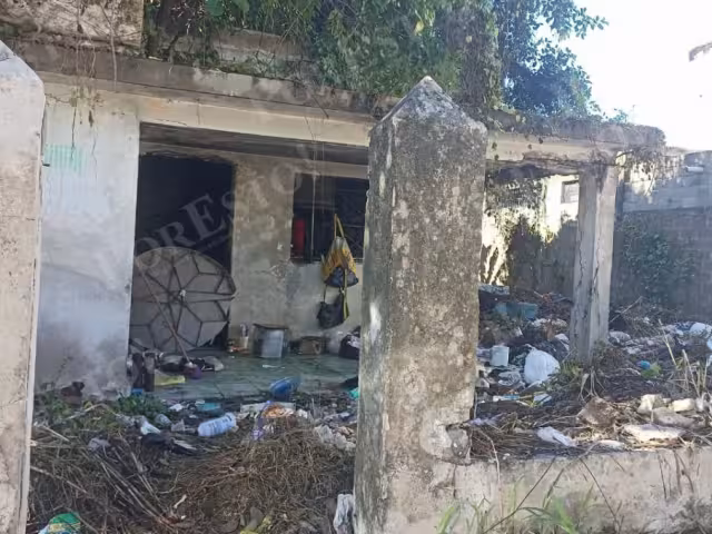 Preocupación en Champotón por lote baldío lleno de basura y mosquitos en la colonia Durán Lanz