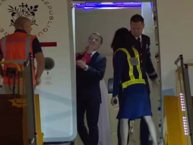 Inicialmente, el Palacio del Elíseo intentó restar veracidad a las imágenes, insinuando manipulación digital
