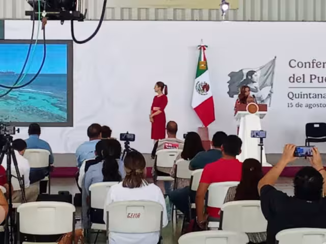 Frente Nacional Mujeres se manifiesta durante la mañanera de Claudia Sheinbaum