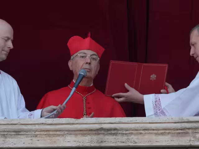 Dominique Mamberti, cardenal protodiácono del Vaticano, al anunciar al nuevo Papa