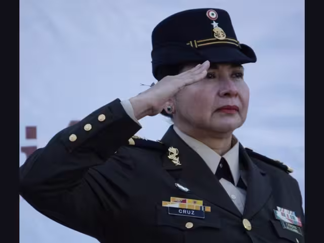 La general Cruz Toledo tiene una destacada carrera académica y profesional