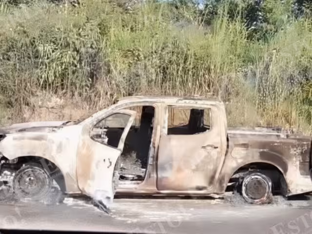 Incendio de camioneta por corto circuito moviliza a bomberos en Campeche