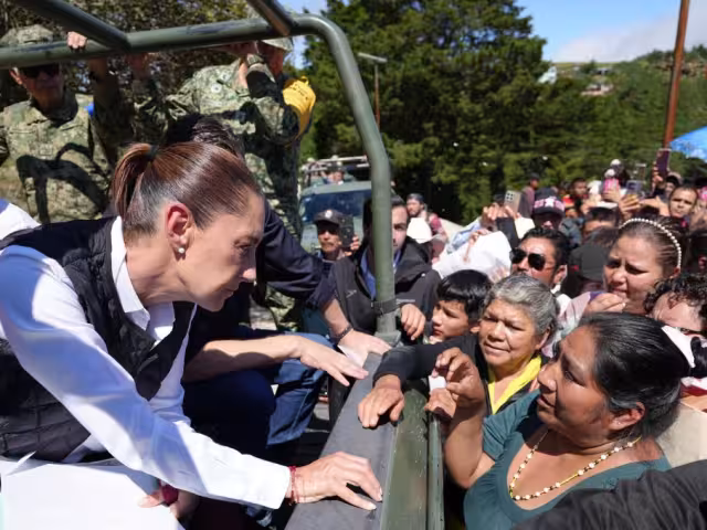 Durante su mensaje, la presidenta Sheinbaum reiteró el compromiso del Gobierno de México con la población que ha resultado afectada por los fenómenos meteorológicos