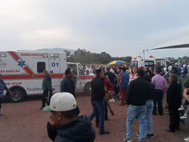 El incidente se originó cuando cuatro abanicos de un castillo pirotécnico se desplomaron