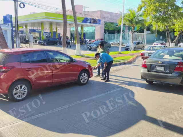 Colisión entre automóvil y taxi en la colonia San Agustín del Palmar.