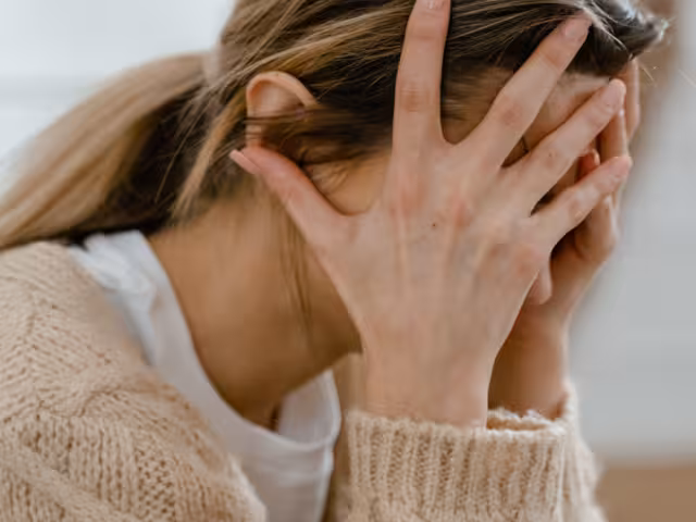 La propuesta busca sancionar a quienes induzcan o ayuden a una mujer a suicidarse debido a violencia de género