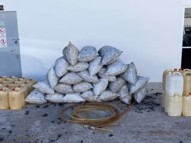 Durante el operativo fueron decomisados 18 bidones llenos de 20 litros