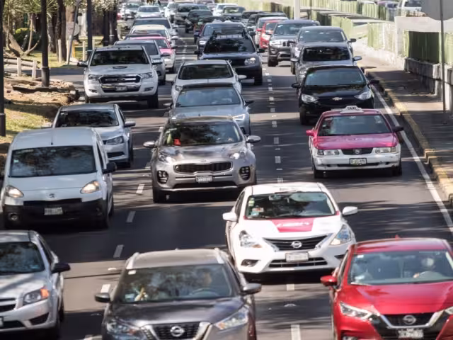 El programa Hoy No Circula es una medida ambiental que restringe la circulación vehicular en días específicos
