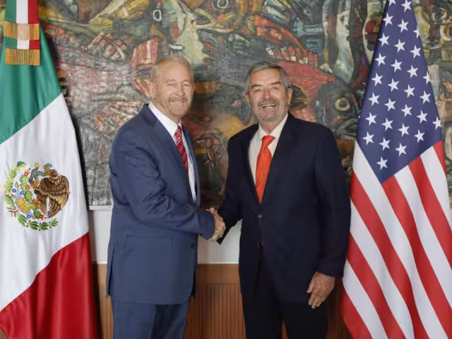 Ronald Johnson, nuevo embajador de Estados Unidos en México y Juan Ramón de la Fuente, secretario de Relaciones exteriores