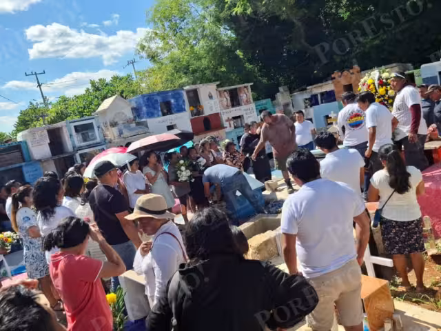 Familiares, amigos y vecinos despidieron con oración y música a Rafael Santiago Tun May, quien perdió la vida en un accidente de motocicleta.