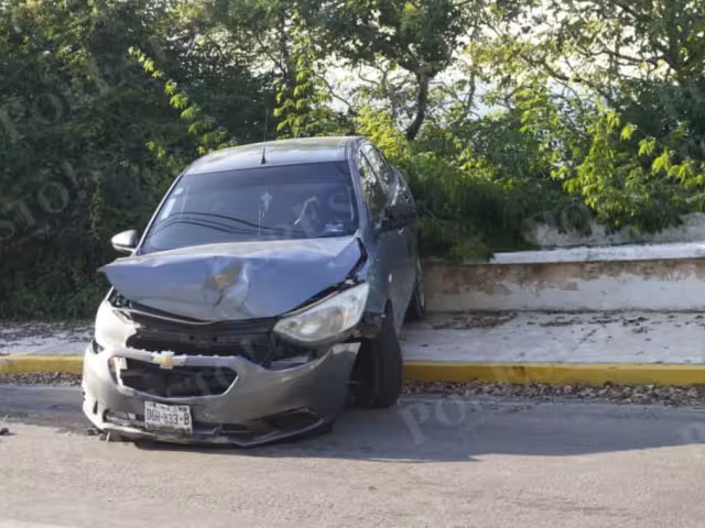 Un accidente ocurrió sobre la carretera escénica de Campeche, frente a la estación de radio.