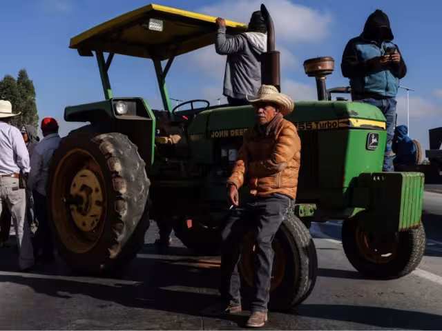 La reunión busca trazar una hoja de ruta para consolidar los acuerdos alcanzados la madrugada de este martes y continuar la liberación de carreteras