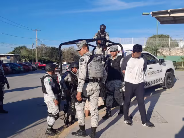 Elementos de la Guardia Nacional detuvieron a cuatro hombres en una camioneta Toyota Hilux