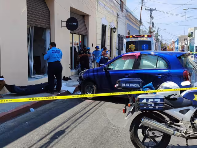 Al lugar de los hechos arribaron paramédicos y policías de Mérida para darle atención a la víctima 
