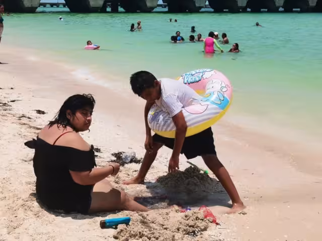 Ni las altas temperaturas hicieron que los bañistas lleguen a playa de progreso; restauranteros reportan baja afluencia