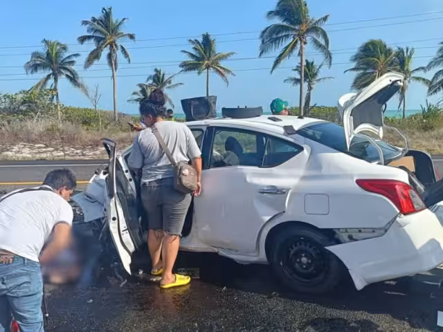 Accidente en la carretera 180 deja dos muertos y paraliza labor social del DIF