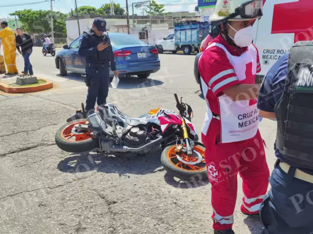 Un motociclista resultó lesionado tras ser impactado por un automóvil frente al helipuerto de Ciudad del Carmen.