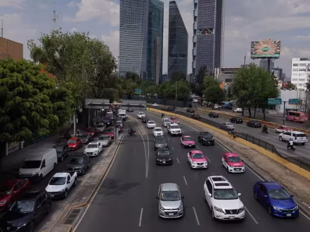 El programa Hoy No Circula es una medida ambiental que busca reducir la contaminación vehicular