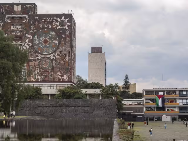 Mientras avanzaban las labores de seguridad, alumnos y profesores compartieron información y vivencias en redes sociales