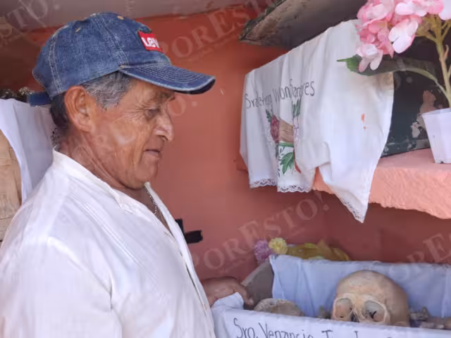 En Pomuch, Hecelchakán, Campeche, se intensifica la limpieza de restos óseos en el cementerio ante la proximidad del Día de Muertos