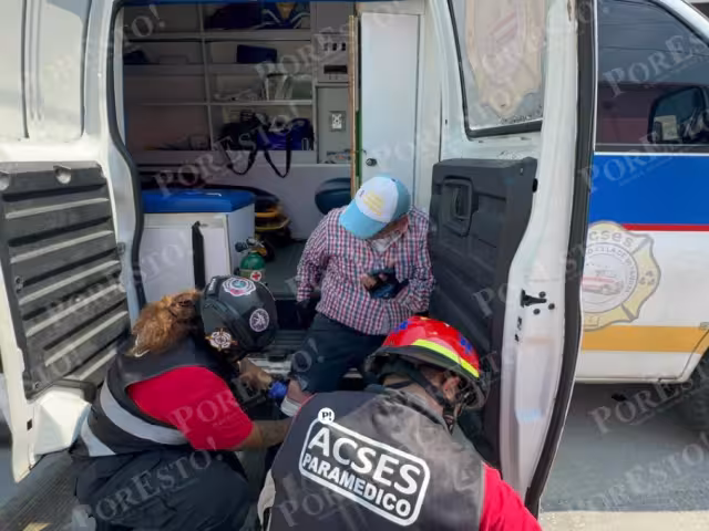 Colisión entre moto oficial y auto particular afecta vialidad en Revolución