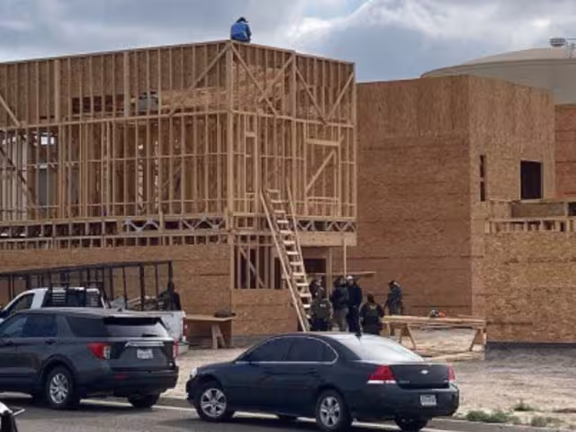 Cerca de 20 agentes de ICE participaron en los operativos, con respaldo del Departamento de Policía local