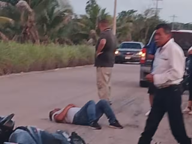 Paramédicos atendieron a un hombre lesionado por el percance