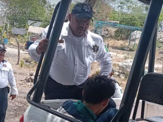 Policía interviene para evitar agresiones contra el detenido.